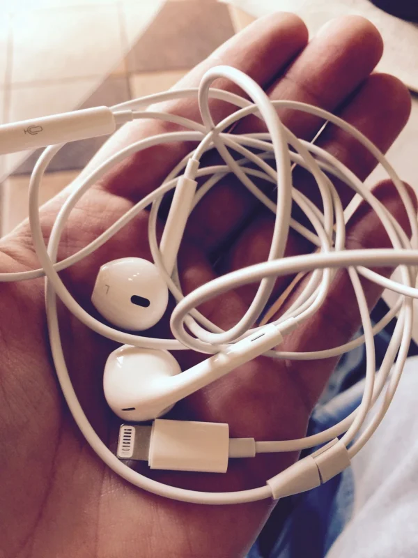 ORIGINAL QUALITY APPLE EARPODS WITH LIGHTNING CONNECTOR - Image 2